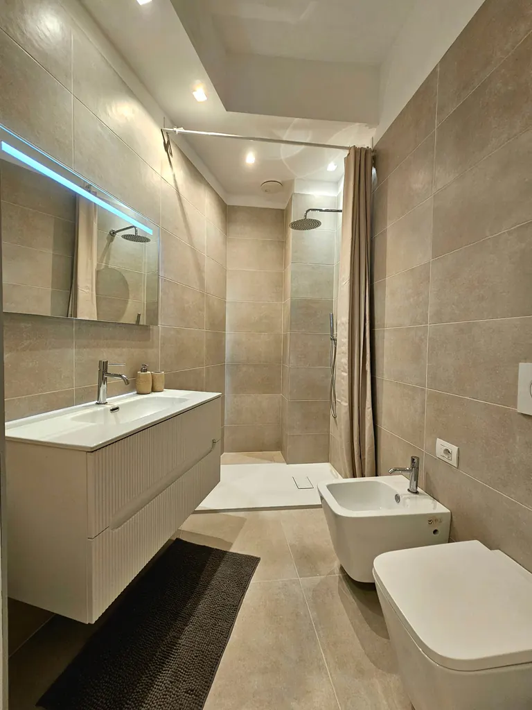 Bagno ristrutturato con ampia doccia